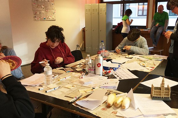 Busy participants at Maya Yonesho's Daumenreise workshop